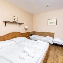 Gastland M1 Hotel Páty - Szobák