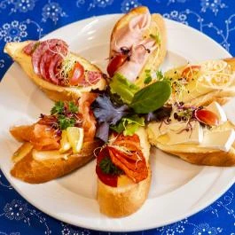 Gastland M1 Hotel Páty - Vendéglátás