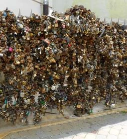 16. legjobb látnivaló: Pécsi lakatfal