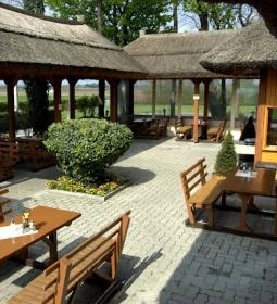  Fehér Akác Vendéglő 