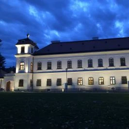 Esterházy-kastély Tata - Külső kép
