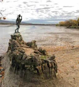 Keresztelő Szent János szobra