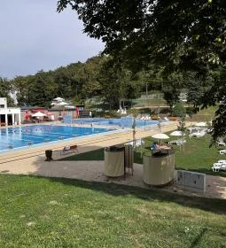 Lővér uszoda és Lővér fürdő (strand)