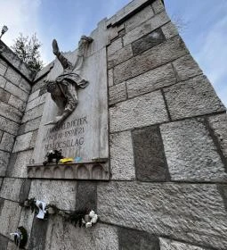 Mansfeld Péter dombormű 