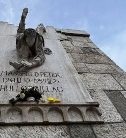 Mansfeld Péter dombormű 