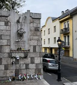 Mansfeld Péter dombormű 