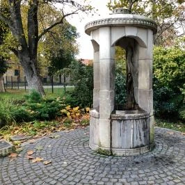 Sárkányos ivókút Tata - Egyéb