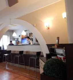  Kastélydomb Kávézó és Étterem