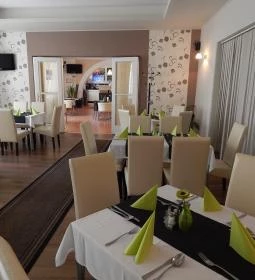  Kastélydomb Kávézó és Étterem