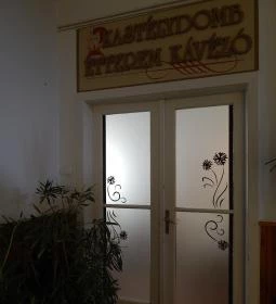  Kastélydomb Kávézó és Étterem