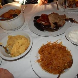 Két Fenyő Étterem Taksony - Étel/ital