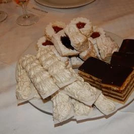 Két Fenyő Étterem Taksony - Étel/ital