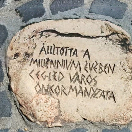 1956-os emlékmű Cegléd - Külső kép