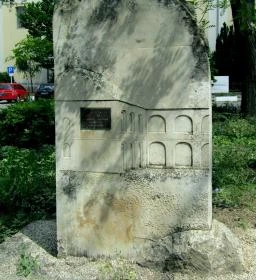 13. legjobb látnivaló: Arany János emlékköve