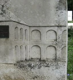 Arany János emlékköve