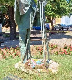 Beszédes József-szobor