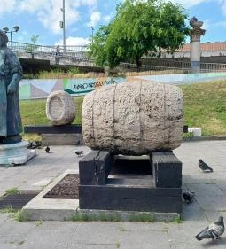 Borárus-szoborkompozíció