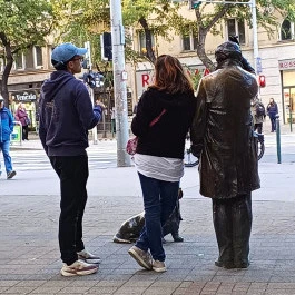 Columbo-szobor , Budapest - Külső kép