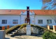 Csipesz szobor Abádszalók