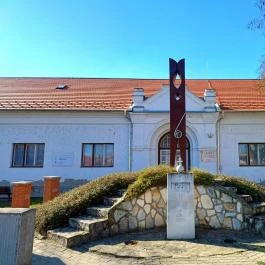 Csipesz szobor Abádszalók - Külső kép