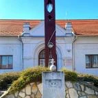 Csipesz szobor Abádszalók - Külső kép