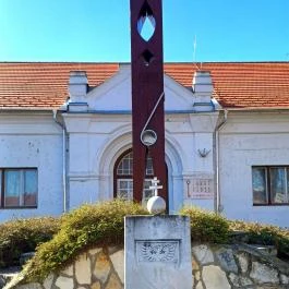 Csipesz szobor Abádszalók - Külső kép