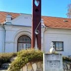 Csipesz szobor Abádszalók - Külső kép