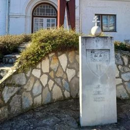 Csipesz szobor Abádszalók - Külső kép