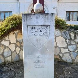 Csipesz szobor Abádszalók - Külső kép