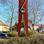 Csipesz szobor Abádszalók - Külső kép