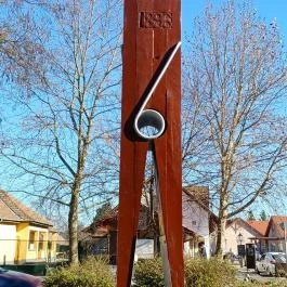 Csipesz szobor Abádszalók - Külső kép