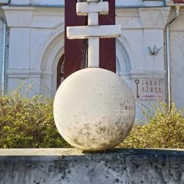 Csipesz szobor Abádszalók - Külső kép