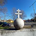 Csipesz szobor Abádszalók - Külső kép