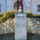 Csipesz szobor Abádszalók - Külső kép