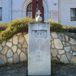 Csipesz szobor Abádszalók - Külső kép