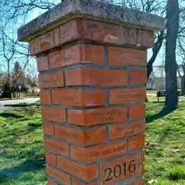 Csipesz szobor Abádszalók - Külső kép