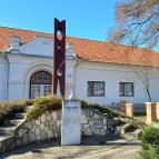 Csipesz szobor Abádszalók - Külső kép