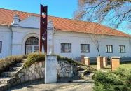 Csipesz szobor Abádszalók