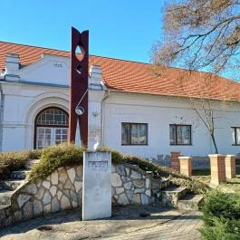 Csipesz szobor Abádszalók - Külső kép