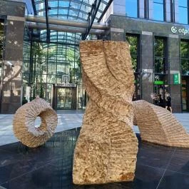 Az erő nyomai, Budapest - Külső kép