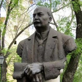 Gaál Kálmán mellszobor Kisújszállás - Egyéb