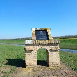 Gróf Szapáry Gyula emléktáblája, Tiszabura - Külső kép