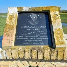 Gróf Szapáry Gyula emléktáblája, Tiszabura - Külső kép