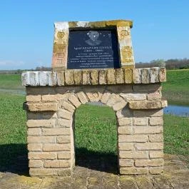 Gróf Szapáry Gyula emléktáblája, Tiszabura - Külső kép