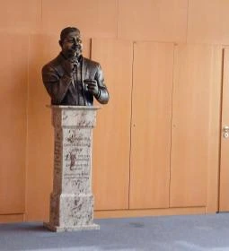 Grófo-Kozák László szobra