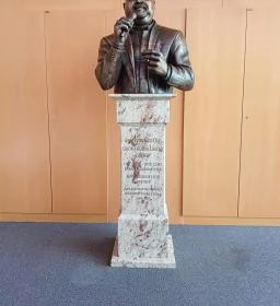 Grófo-Kozák László szobra