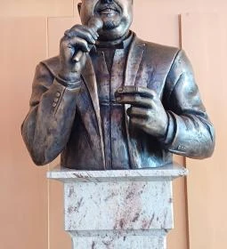 Grófo-Kozák László szobra