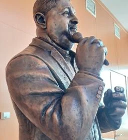 Grófo-Kozák László szobra