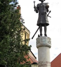 17. legjobb látnivaló: Károly Róbert-szobor