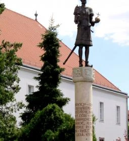 Károly Róbert-szobor